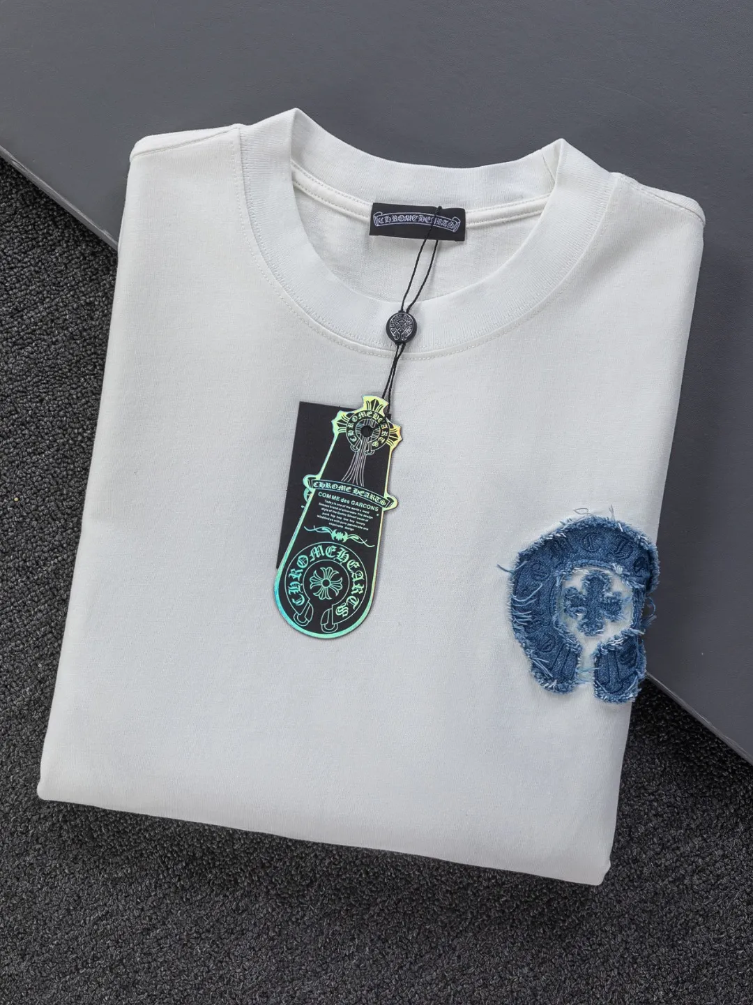 🅿️210 Chrome Hearts CH Cross 26SS New products are hot at the same time💥 Style Early spring classic style Multiple craftsmanship Horseshoe cross with denim patch on the chest 🪡 Embroidery Large logo cross on the back Horseshoe denim patch with Sanskrit ✝️🪡 Embroidery Round neck short-sleeved T-shirt, a popular style, a style that both men and women like, same style for men and women, 100% chance of turning heads when you wear it when you go out! It’s all about being handsome. The designer’s classic sense is precisely grasped. The whole piece of clothing is heavy. Industrial washing process. Ready-made garments are dyed + sprayed for a horse effect. The double-washing process is super recognizable. It uses heavy washing to make it distressed. The edges of the patch are slightly rolled and naturally distressed. It has a three-dimensional layering with a little damage and is very visually lethal. It adheres to Kroxin's consistent rough style. The chest and back are large, and the horseshoe flower printed patch pattern is embroidered and decorated. It is decorated with silver metal engraved distressed buttons. The classic elements full of brand recognition instantly enhance the overall sense of grade and specification. Its texture is quite high-end! The overall feeling is high-end, simple and elegant, with silver hardware accessories, a full set of customized accessories, and the pattern of the entire dress is all decorated with patchwork three-dimensional embroidery technology, which is the finishing touch of the entire dress. The design on the back is even more eye-catching! ! This full back is so cool, it’s full of design, and the overall upper body style highlights fashion and individuality. Wearing it together as a couple is even more popular on the street. I recommend the early autumn sweatshirt! ! The fabric is a unique 320g 100% cotton, which is skin-friendly, breathable, warm to the touch, firm in texture, and smooth in lines. It can be called a back killer, which has very strict requirements on craftsmanship and cost. The smooth neckline, flat cuffs and hems, the stitches are small and tight, tight and orderly, and the details are perfect. The consistent OS version can be worn alone or layered. It is very casual, but very iconic! It is simply the flagship of high-end trendy brands and must be included in your wardrobe. It has the American fashion spirit of freedom and individuality, and is highly recognizable and stylized! Color: Black White Size: S-XL Size chart: S: Shoulder width 50-Bust 56-Length 70 M: Shoulder width 52-Bust 57-Length 72 L: Shoulder width 54-Bust 59-Length 74 XL: Shoulder width 56-Bust 62-Length 76